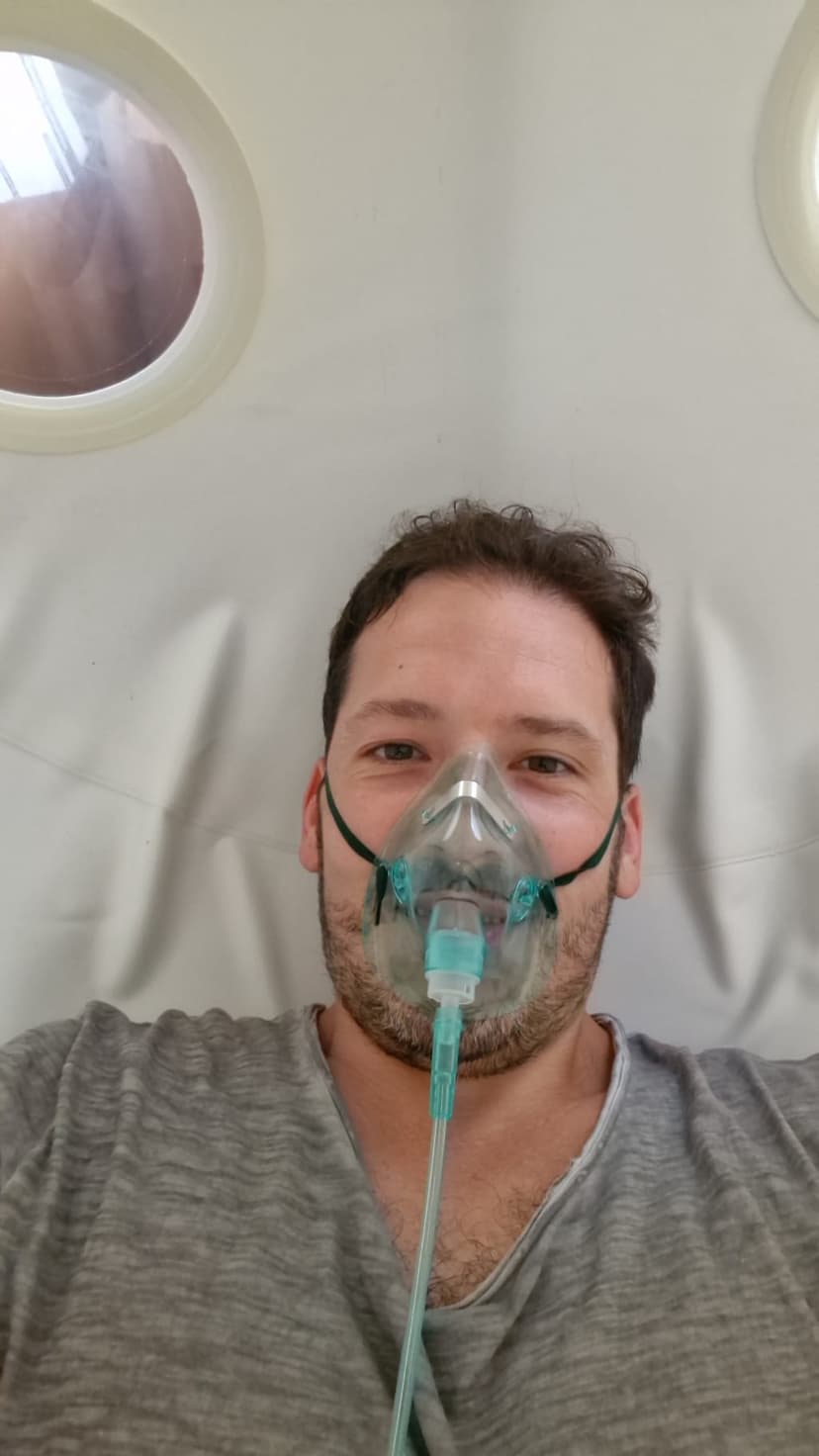 Erwin SAUZEAT lors d'une séance d'oxygénothérapie en caisson hyperbare